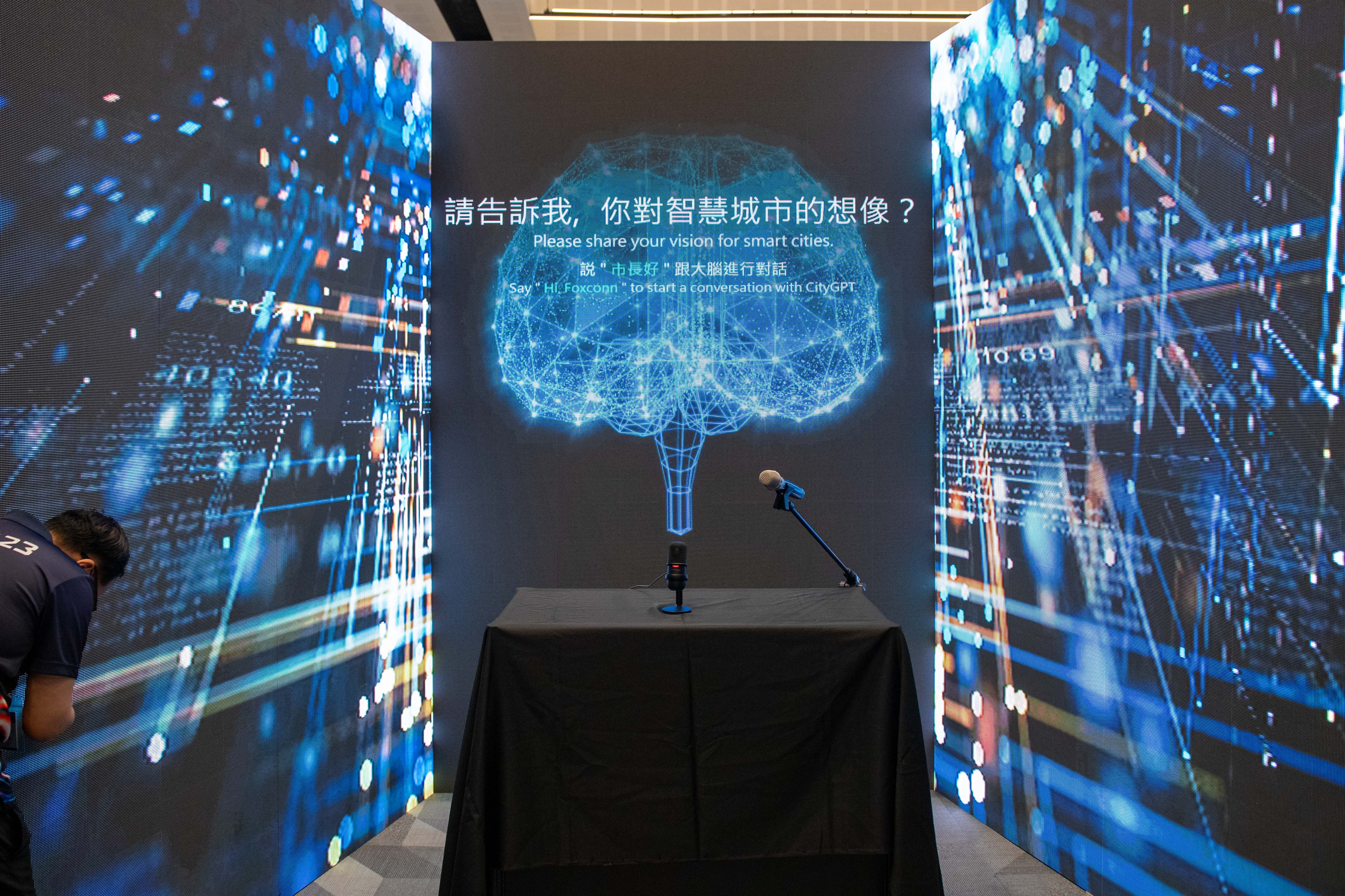 HHTD23展現平台與前瞻技術實力 PEARL低軌衛星首映最吸睛 鴻海高雄智慧城市成果亮眼 高雄市長親自到場力挺  